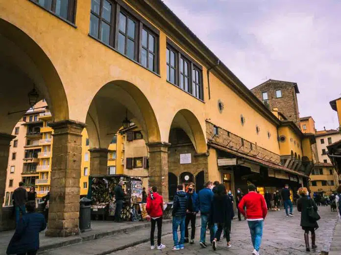 Corridoio-Vasariano-di-Firenze-2-696x522-1