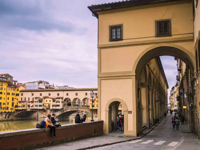 Corridoio-Vasariano-di-Firenze-696x522-1